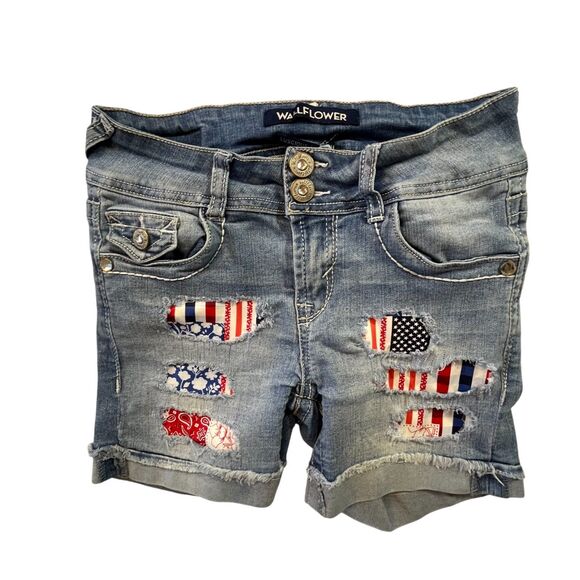 Wallflower Shorts Women 0 Low Rise Distressed Patches Patriotic Stretch (W26 L2) - Picture 8 of 16